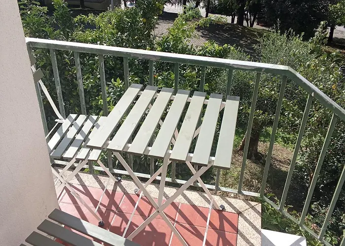 With Balconies And Garden Lägenhet *