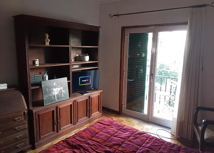 Lägenhet With Balconies And Garden